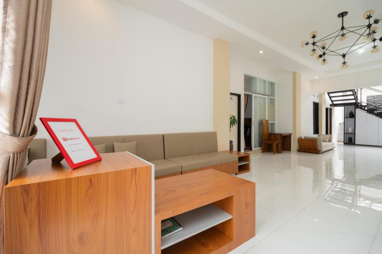 Wisma tamu Reddoorz Syariah At Jalan Andalas 2*